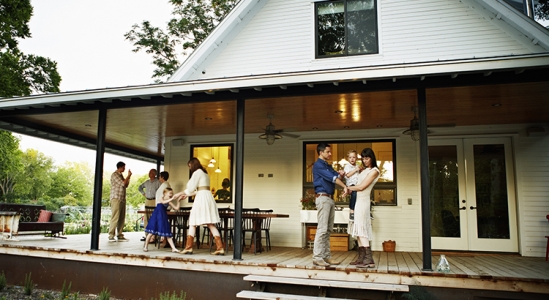 more-people-are-finding-the-benefits-of-multigenerational-living-KCM-549×300-1